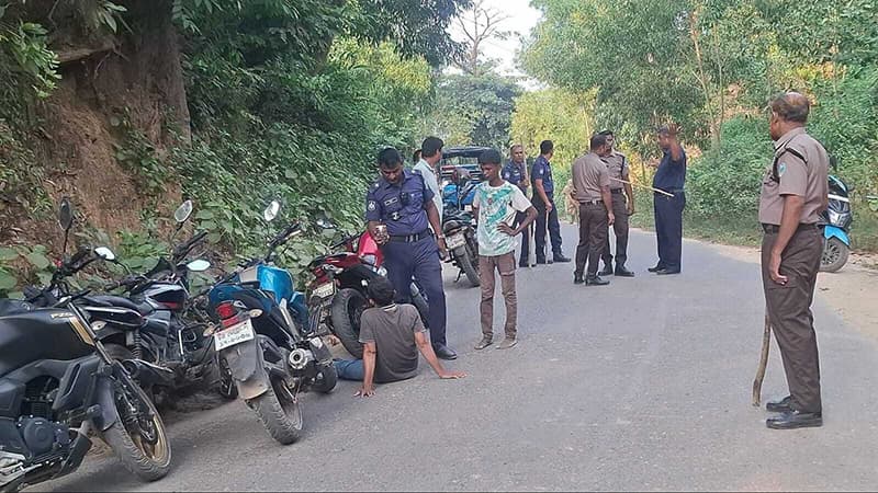 ঈদগাঁও-ঈদগড় সড়কে একদিনে দুবার ডাকাতি, সর্বস্ব লুট ঈদগাঁও-ঈদগড় সড়কে একদিনে দুবার ডাকাতি, সর্বস্ব লুট