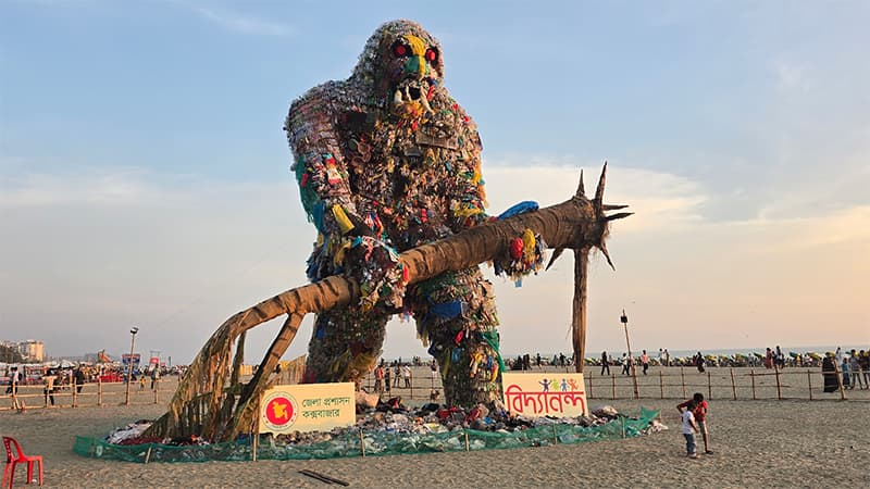 মানুষের অসচেতনতার স্মারক, কক্সবাজার সৈকতে দাঁড়িয়ে ৫ টনের ‘প্লাস্টিক দানব’ মানুষের অসচেতনতার স্মারক, কক্সবাজার সৈকতে দাঁড়িয়ে ৫ টনের ‘প্লাস্টিক দানব’