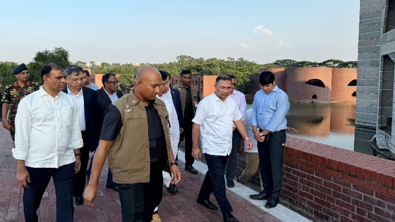 সংসদ ভবন এলাকা ঘুরে দেখলেন প্রধানমন্ত্রী, পরিচ্ছন্নতা ও সংস্কারের নির্দেশ সংসদ ভবন এলাকা ঘুরে দেখলেন প্রধানমন্ত্রী, পরিচ্ছন্নতা ও সংস্কারের নির্দেশ