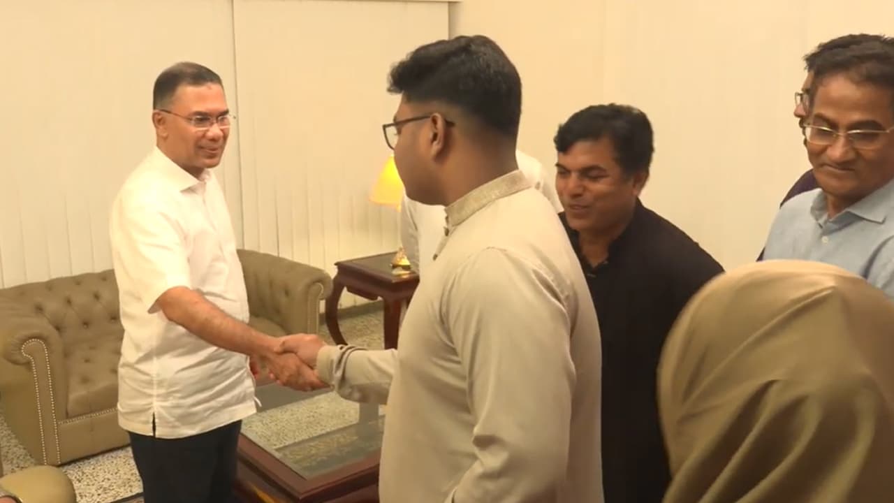 প্রধানমন্ত্রীর সঙ্গে শহীদ জেহাদের পরিবারের সৌজন্য সাক্ষাৎ প্রধানমন্ত্রীর সঙ্গে শহীদ জেহাদের পরিবারের সৌজন্য সাক্ষাৎ