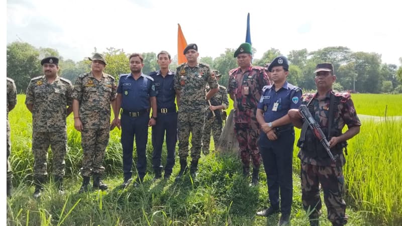 ১৪ ঘণ্টা পর দুই বাংলাদেশি পুলিশ সদস্যকে ফেরত দিলো বিএসএফ ১৪ ঘণ্টা পর দুই বাংলাদেশি পুলিশ সদস্যকে ফেরত দিলো বিএসএফ