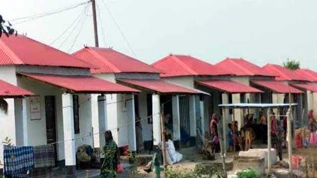 সিলেটে আশ্রয়ণ প্রকল্পের অর্ধেক ঘরেই নেই বাসিন্দারা, নতুন করে দেয়া হবে বরাদ্দ সিলেটে আশ্রয়ণ প্রকল্পের অর্ধেক ঘরেই নেই বাসিন্দারা, নতুন করে দেয়া হবে বরাদ্দ