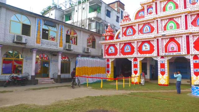 যুগ যুগ ধরে একই আঙিনায় চলছে পূজা ও নামাজ যুগ যুগ ধরে একই আঙিনায় চলছে পূজা ও নামাজ