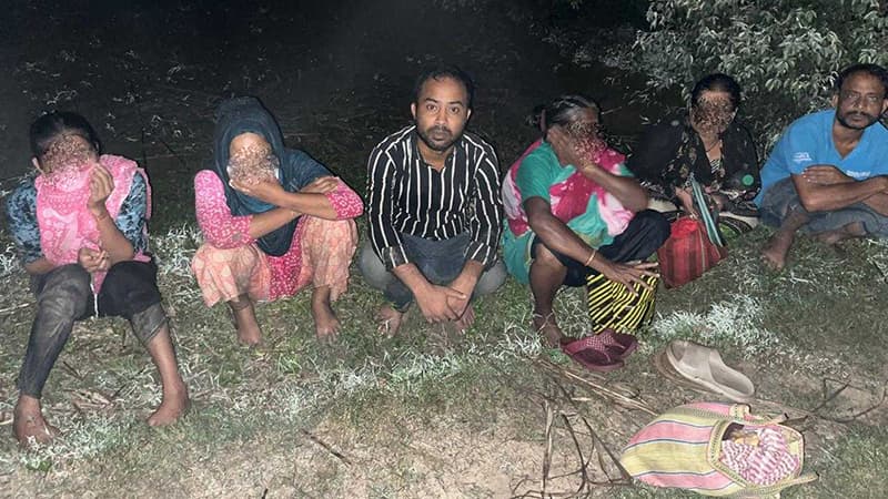 মেহেরপুরে বিএসএফের ৬ জনকে পুশইনের চেষ্টা রুখে দিল বিজিবি মেহেরপুরে বিএসএফের ৬ জনকে পুশইনের চেষ্টা রুখে দিল বিজিবি