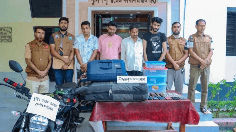 চলন্ত কাভার্ড ভ্যান থেকে ক্রিকেটারদের মালামাল চুরি, গ্রেফতার ৪ চলন্ত কাভার্ড ভ্যান থেকে ক্রিকেটারদের মালামাল চুরি, গ্রেফতার ৪