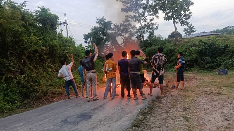 টায়ারে আগুন জ্বালিয়ে সাজেক সড়কে চলছে অনির্দিষ্টকালে অবরোধ টায়ারে আগুন জ্বালিয়ে সাজেক সড়কে চলছে অনির্দিষ্টকালে অবরোধ