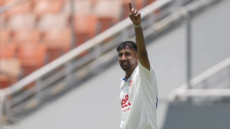 সেশনের শুরুতেই তাইজুলের বিদায় সেশনের শুরুতেই তাইজুলের বিদায়
