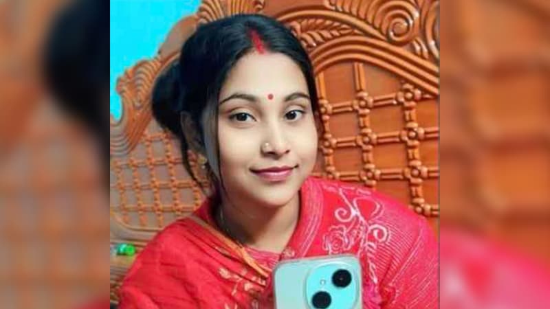 সিঁদুর খেলার সময় লুটিয়ে পড়লেন মাটিতে, হাসপাতালে নেয়ার আগেই নববধূর মৃত্যু সিঁদুর খেলার সময় লুটিয়ে পড়লেন মাটিতে, হাসপাতালে নেয়ার আগেই নববধূর মৃত্যু