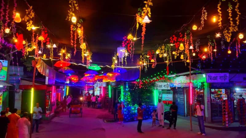 দুর্গাপূজায় বর্ণিল আলোয় সেজেছে সিরাজগঞ্জ, সন্ধ্যা নামতেই দর্শনার্থীদের ভিড় দুর্গাপূজায় বর্ণিল আলোয় সেজেছে সিরাজগঞ্জ, সন্ধ্যা নামতেই দর্শনার্থীদের ভিড়