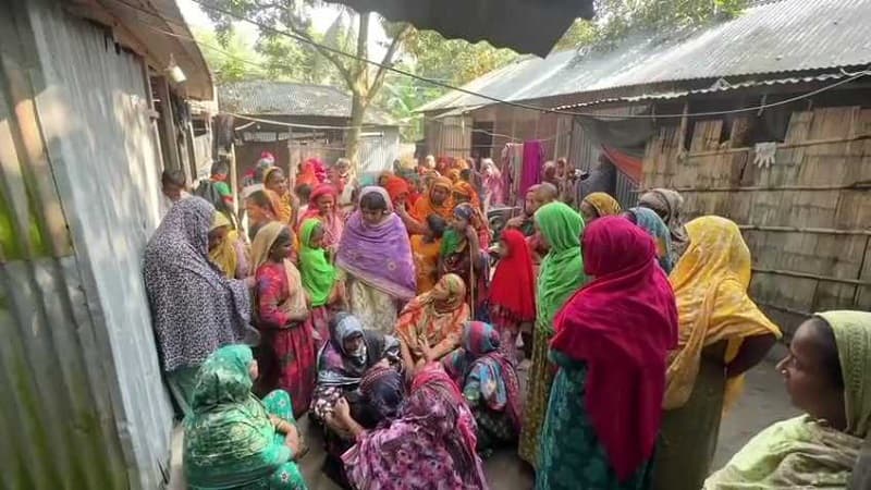 উল্লাপাড়ায় যুবককে কুপিয়ে হত্যা, বন্ধু আটক ছবিতে উল্লাপাড়ায় যুবককে কুপিয়ে হত্যা, বন্ধু আটক সংক্রান্ত দৃশ্য