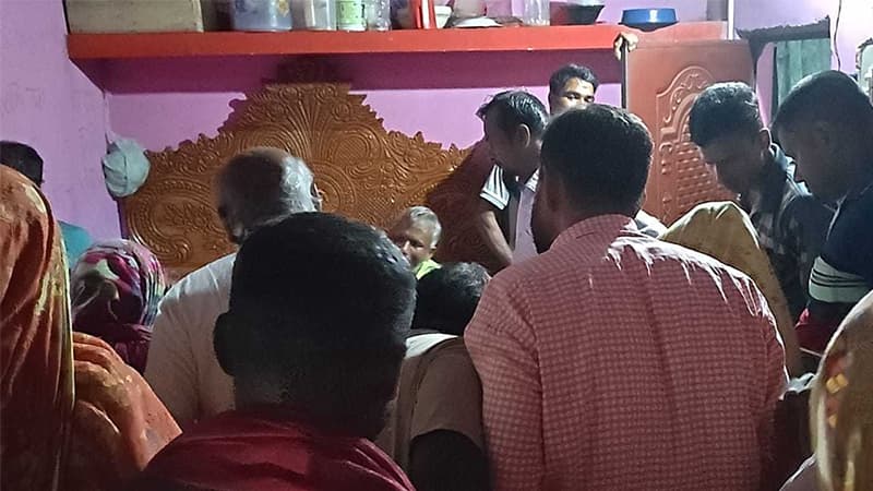 দিনাজপুরে ২ সন্তানকে হত্যার পর মায়ের আত্মহত্যা দিনাজপুরে ২ সন্তানকে হত্যার পর মায়ের আত্মহত্যা