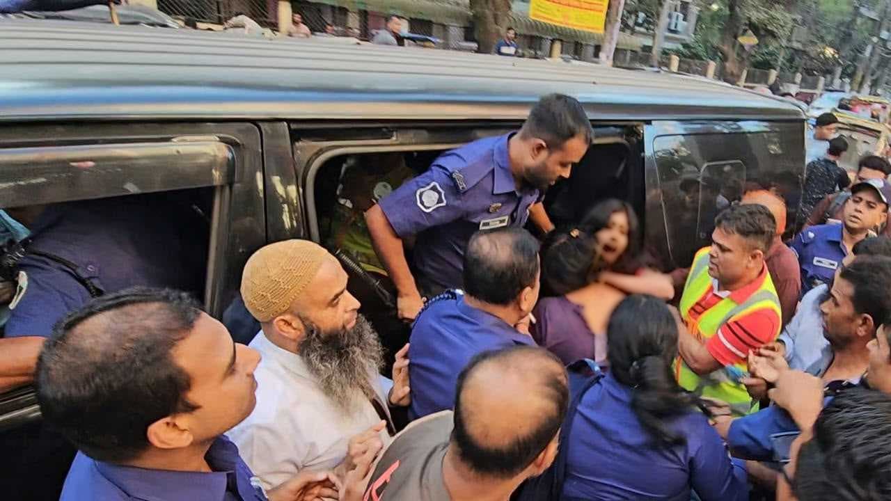 আদালতের আদেশের পরও মেয়েকে নিয়ে বাবা-মায়ের টানাটানি আদালতের আদেশের পরও মেয়েকে নিয়ে বাবা-মায়ের টানাটানি