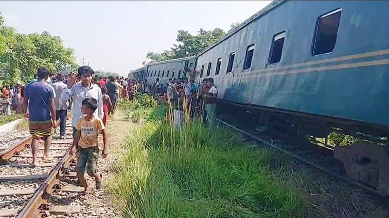 ট্রেনের বগি লাইনচ্যুত: ফেনীর প্রকৌশলী বরখাস্ত ট্রেনের বগি লাইনচ্যুত: ফেনীর প্রকৌশলী বরখাস্ত