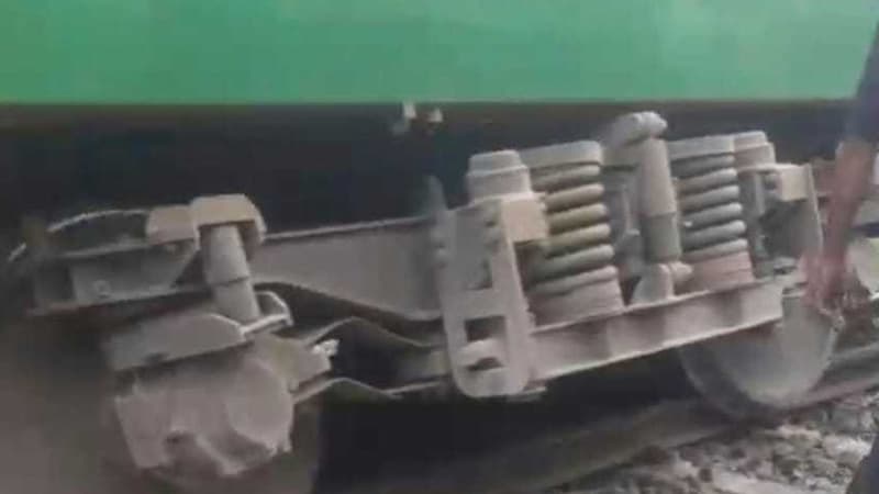 টাঙ্গাইলে ট্রেনের বগি লাইনচ্যুত, ঢাকার সঙ্গে উত্তরবঙ্গের রেল যোগাযোগ বন্ধ টাঙ্গাইলে ট্রেনের বগি লাইনচ্যুত, ঢাকার সঙ্গে উত্তরবঙ্গের রেল যোগাযোগ বন্ধ