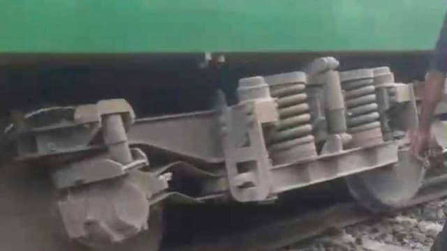 টাঙ্গাইলে ট্রেনের বগি লাইনচ্যুত, ঢাকার সঙ্গে উত্তরবঙ্গের রেল যোগাযোগ বন্ধ টাঙ্গাইলে ট্রেনের বগি লাইনচ্যুত, ঢাকার সঙ্গে উত্তরবঙ্গের রেল যোগাযোগ বন্ধ
