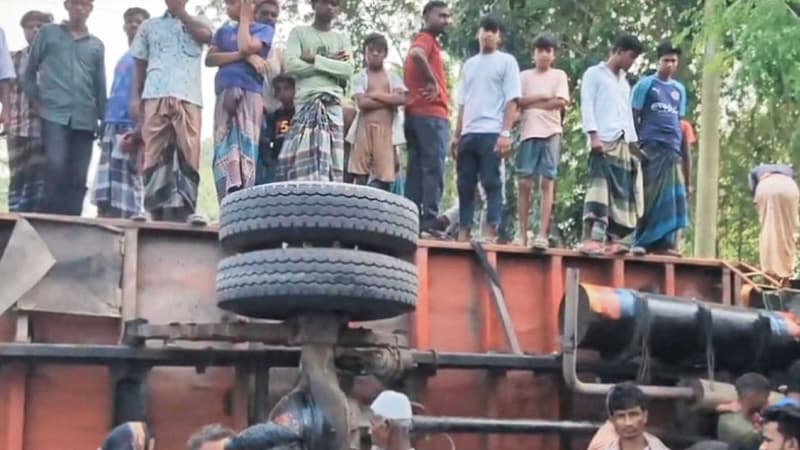 কুড়িগ্রামে ট্রাকচাপায় নিহত ৫ কুড়িগ্রামে ট্রাকচাপায় নিহত ৫