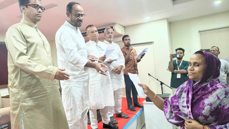 টাঙ্গাইলে হরিজন পল্লিতে পূজার বোনাস দিলেন প্রতিমন্ত্রী টুকু টাঙ্গাইলে হরিজন পল্লিতে পূজার বোনাস দিলেন প্রতিমন্ত্রী টুকু