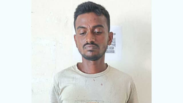 নেশার টাকা না পেয়ে বৃদ্ধ মাকে গলা কেটে হত্যা, যুবক আটক নেশার টাকা না পেয়ে বৃদ্ধ মাকে গলা কেটে হত্যা, যুবক আটক