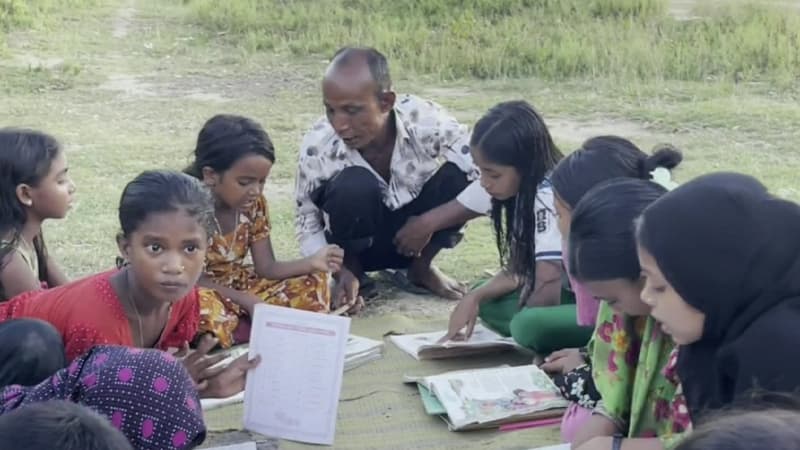রাতে পাহারাদার হলেও দিনে সুবিধাবঞ্চিতদের শিক্ষক দ্বীন ইসলাম রাতে পাহারাদার হলেও দিনে সুবিধাবঞ্চিতদের শিক্ষক দ্বীন ইসলাম