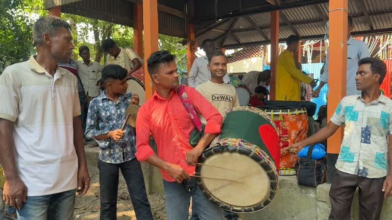 কটিয়াদীতে বাদ্যযন্ত্রের হাটে দেবীর আগমন ঘিরে সুরের খেলা কটিয়াদীতে বাদ্যযন্ত্রের হাটে দেবীর আগমন ঘিরে সুরের খেলা