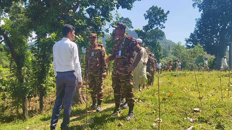 নিরাপত্তা জোরদারে টেকনাফের হ্নীলায় হচ্ছে সেনা ক্যাম্প, চলছে স্থান নির্ধারণের কাজ নিরাপত্তা জোরদারে টেকনাফের হ্নীলায় হচ্ছে সেনা ক্যাম্প, চলছে স্থান নির্ধারণের কাজ