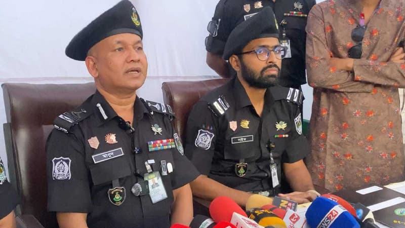 সাংবাদিক হত্যার ঘটনায় দোষীদের চিহ্নিত করার আশ্বাস এসআরবি-১৪ অধিনায়কের সাংবাদিক হত্যার ঘটনায় দোষীদের চিহ্নিত করার আশ্বাস এসআরবি-১৪ অধিনায়কের