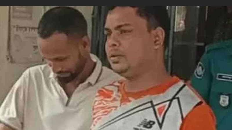 রংপুরে হোটেল থেকে ইয়াবাসহ দুই পুলিশ সদস্য আটক রংপুরে হোটেল থেকে ইয়াবাসহ দুই পুলিশ সদস্য আটক