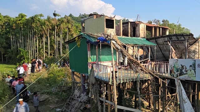 টুপটুপ রিসোর্টের ওয়াশরুমে জড়াজড়ি অবস্থায় ৪ জনের মরদেহ, বিছানায় পাঁচ টুপটুপ রিসোর্টের ওয়াশরুমে জড়াজড়ি অবস্থায় ৪ জনের মরদেহ, বিছানায় পাঁচ