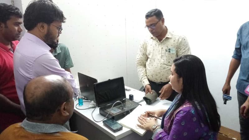 ল্যাপটপ দিয়ে চলে রোগ নির্ণয়, বরিশালে ভুয়া চিকিৎসককে জরিমানা ল্যাপটপ দিয়ে চলে রোগ নির্ণয়, বরিশালে ভুয়া চিকিৎসককে জরিমানা