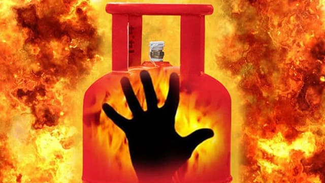 টঙ্গীতে সিলিন্ডার বিস্ফোরণে বাবা-মায়ের পর এবার শিশু কন্যার মৃত্যু টঙ্গীতে সিলিন্ডার বিস্ফোরণে বাবা-মায়ের পর এবার শিশু কন্যার মৃত্যু