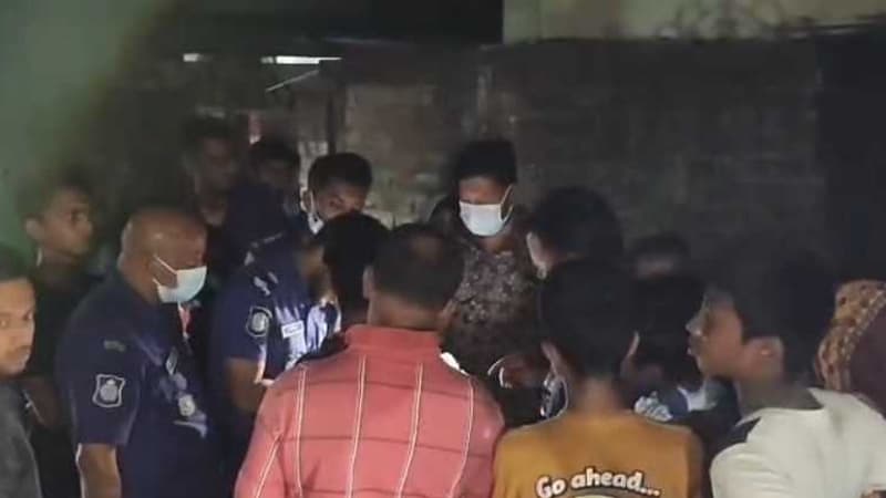 সন্তানের পাশের রুমেই পড়েছিল মায়ের মরদেহ, তীব্র দুর্গন্ধ ছড়ালে উদ্ধার করে পুলিশ সন্তানের পাশের রুমেই পড়েছিল মায়ের মরদেহ, তীব্র দুর্গন্ধ ছড়ালে উদ্ধার করে পুলিশ