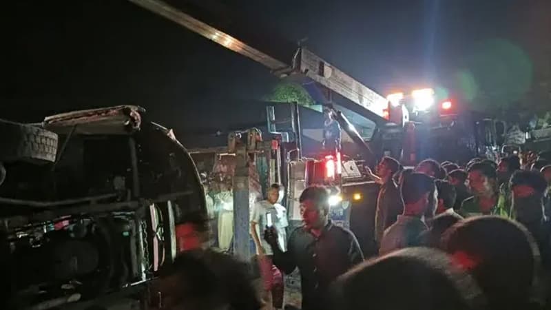 ডিভাইডারে ধাক্কা লেগে বাস উল্টে নিহত এক, আহত ২০ ডিভাইডারে ধাক্কা লেগে বাস উল্টে নিহত এক, আহত ২০