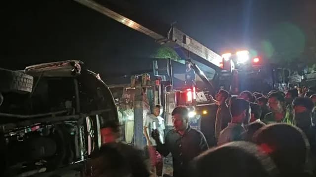ডিভাইডারে ধাক্কা লেগে বাস উল্টে নিহত এক, আহত ২০ ডিভাইডারে ধাক্কা লেগে বাস উল্টে নিহত এক, আহত ২০