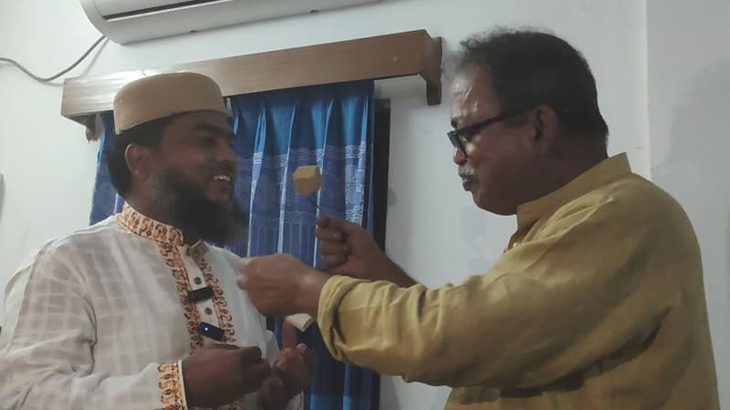 মিষ্টি নিয়ে জামায়াত প্রার্থীর বাসায় মির্জা ফয়সল আমীন মিষ্টি নিয়ে জামায়াত প্রার্থীর বাসায় মির্জা ফয়সল আমীন