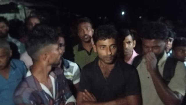 পিরোজপুরে অতিরিক্ত যাত্রীবোঝাই ট্রলার থেকে নদীতে পড়ে নিখোঁজ মা-মেয়ে পিরোজপুরে অতিরিক্ত যাত্রীবোঝাই ট্রলার থেকে নদীতে পড়ে নিখোঁজ মা-মেয়ে