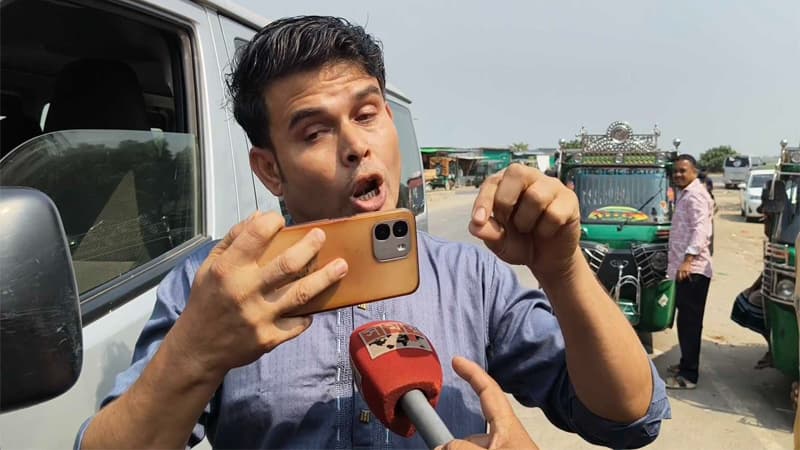 পৌরসভার নামে সাংবাদিকদের গাড়ি থেকে চাঁদা আদায়ের চেষ্টা পৌরসভার নামে সাংবাদিকদের গাড়ি থেকে চাঁদা আদায়ের চেষ্টা