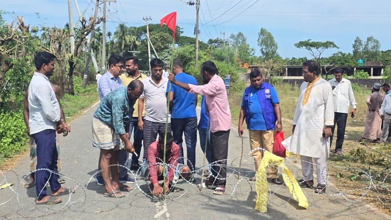 গ্যাসের আগুনের তীব্রতা বেড়েছে ইনানীতে, আতঙ্কে ৪০০ পরিবার গ্যাসের আগুনের তীব্রতা বেড়েছে ইনানীতে, আতঙ্কে ৪০০ পরিবার