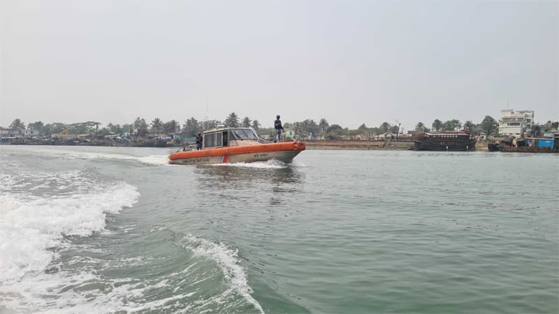 সাগরে জলদস্যুদের তাণ্ডব: ৬ ট্রলার লুট, নিখোঁজ ২৪ জেলে সাগরে জলদস্যুদের তাণ্ডব: ৬ ট্রলার লুট, নিখোঁজ ২৪ জেলে