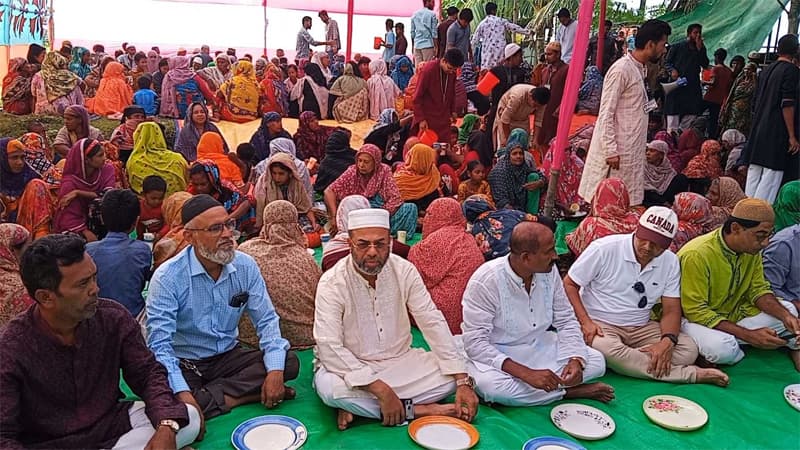 প্রটোকল ভেঙে ছিন্নমূল মানুষের সঙ্গে বসে খাবার খেলেন পরিবেশ প্রতিমন্ত্রী প্রটোকল ভেঙে ছিন্নমূল মানুষের সঙ্গে বসে খাবার খেলেন পরিবেশ প্রতিমন্ত্রী