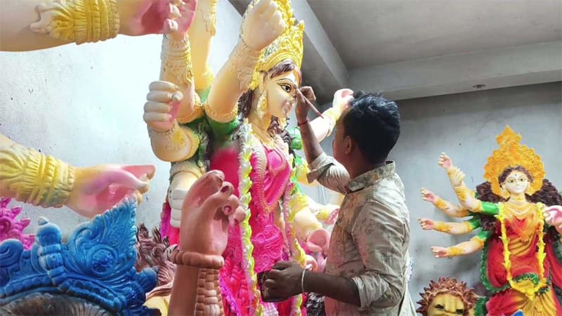 নরসিংদীতে ৩৬৯ মণ্ডপে দুর্গাপূজার প্রস্তুতি, তুলির শেষ আঁচড় প্রতিমায় নরসিংদীতে ৩৬৯ মণ্ডপে দুর্গাপূজার প্রস্তুতি, তুলির শেষ আঁচড় প্রতিমায়