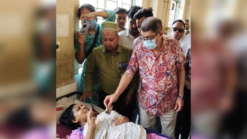 ওষুধ-স্যালাইন সবই কিনতে হয়েছে বাইরে থেকে, অভিযোগ শুনে প্রসূতিকে টাকা দিলেন স্বাস্থ্যমন্ত্রী ওষুধ-স্যালাইন সবই কিনতে হয়েছে বাইরে থেকে, অভিযোগ শুনে প্রসূতিকে টাকা দিলেন স্বাস্থ্যমন্ত্রী