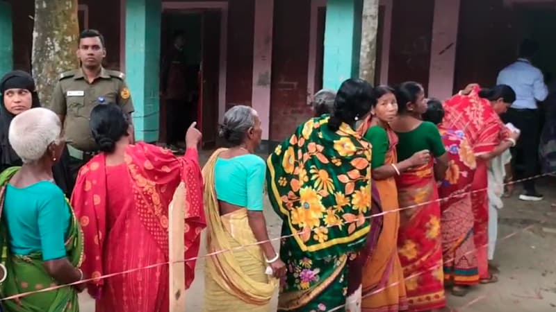 ঠাকুরগাঁও-১ আসনে উপনির্বাচন: ব্যাপক উৎসাহ উদ্দীপনার মধ্য দিয়ে ভোটগ্রহণ চলছে ঠাকুরগাঁও-১ আসনে উপনির্বাচন: ব্যাপক উৎসাহ উদ্দীপনার মধ্য দিয়ে ভোটগ্রহণ চলছে