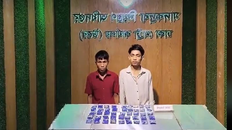 যাত্রাবাড়ীতে বাসে মিলল ৯ হাজার পিস ইয়াবা, গ্রেফতার ২ যাত্রাবাড়ীতে বাসে মিলল ৯ হাজার পিস ইয়াবা, গ্রেফতার ২