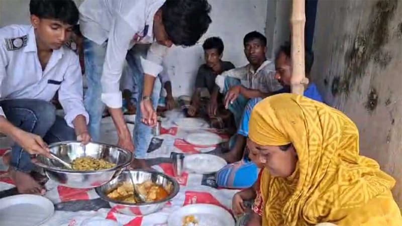 সাপ্তাহিক হাটে ছিন্নমূল মানুষের পাতে মিলছে মাংস, মুখে হাসি সাপ্তাহিক হাটে ছিন্নমূল মানুষের পাতে মিলছে মাংস, মুখে হাসি